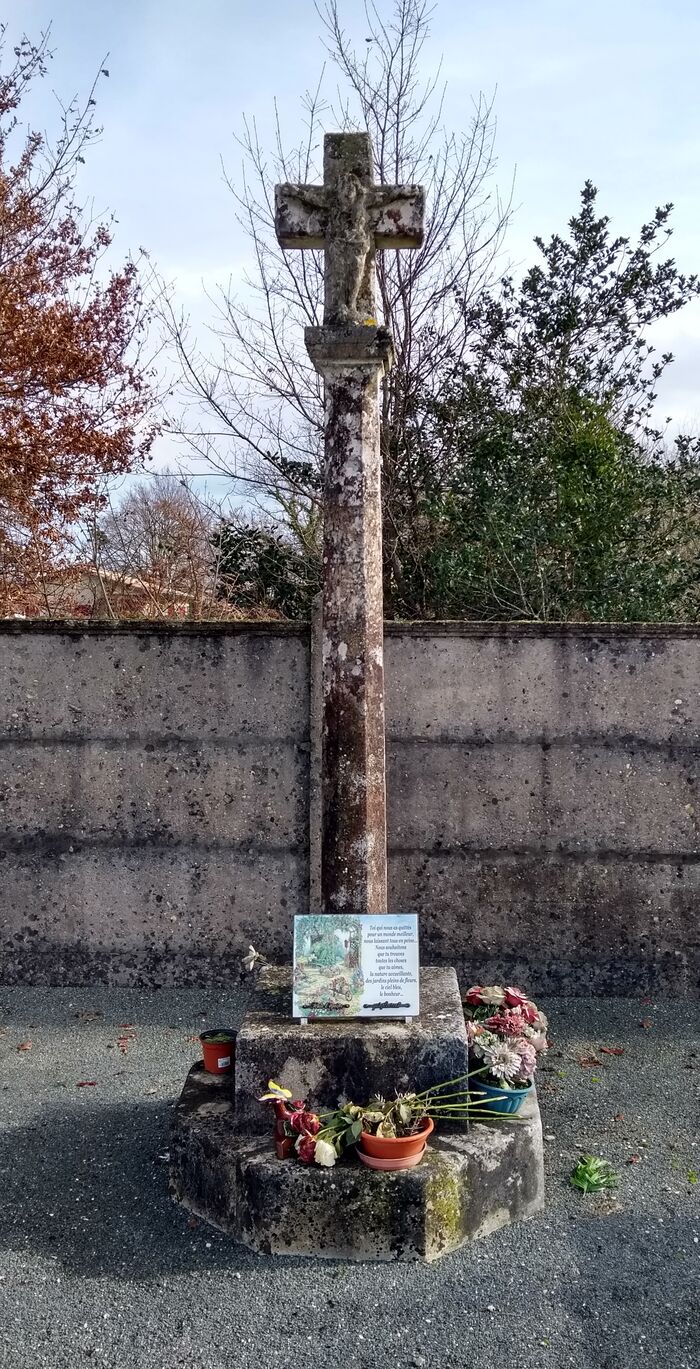 Croix de pierre du cimetière de Biganos