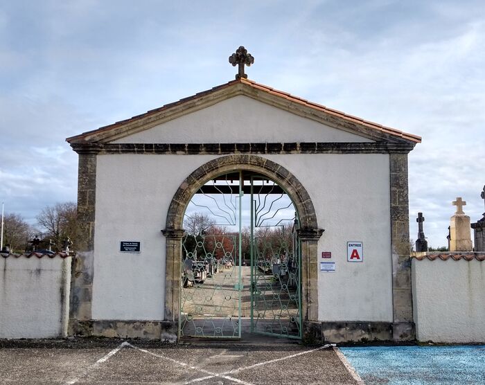 Portail d'entrée du cimetière de Biganos