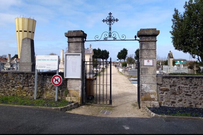 Entrée du cimetière de l'Église à Gujan-Mestras, à côté de l'église Saint-Maurice