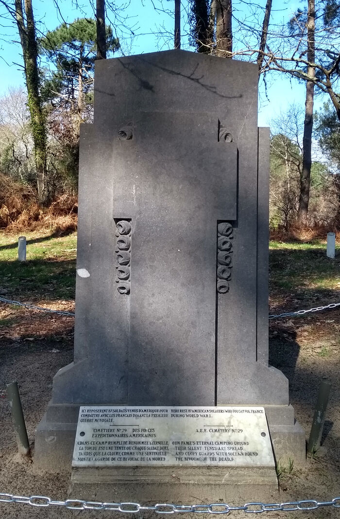 Stèle du cimetière n° 29 des forces expéditionnaires américaines, près du camp du Courneau