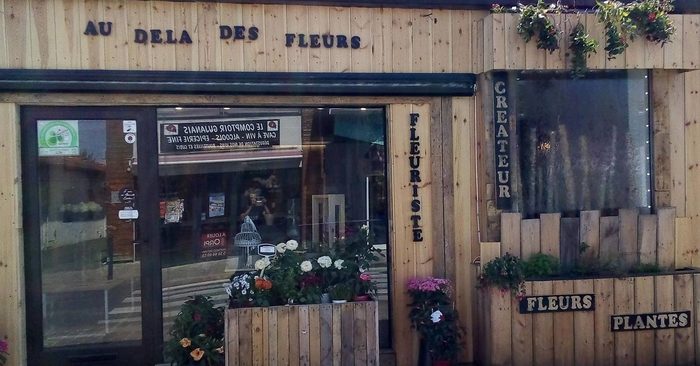 Devanture en bois de la boutique Au Delà des Fleurs, 29 cours de Verdun à Gujan-Mestras